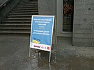 Stanice metra Vy�ehrad. Ke kongresovému centru navigují uprchlíky orienta�ní...