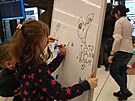 D�ti si krátí �as hraním a malováním.