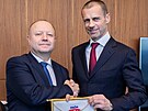éf eského fotbalu Petr Fousek (vlevo) a pedseda UEFA Aleksander eferin pi...