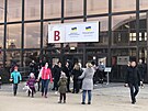 Asisten�n� centrum v Brn� �el� n�poru uprchl�k� z Ukrajiny. Lid� v�ak mohou...