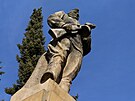 Kamenn� plastika zobrazuj�c� voj�ka se samopalem stoj� na hlavn�m Bechy�ov�...