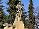 Kamenn� plastika zobrazuj�c� voj�ka se samopalem stoj� na hlavn�m Bechy�ov�...