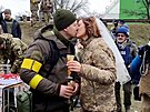 Ukrajinský pár ml svatbu v maskáích