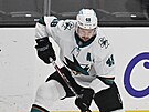 Tomá Hertl (48) ze San Jose Sharks posílá puk na bránu Anaheim Ducks, brání ho...