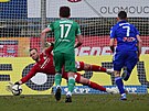 Roman Vale z Bohemians chytá penaltu v zápase s Olomoucí.