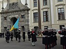 Na Praském hrad vztyili v pravé poledne eskou a ukrajinskou vlajku.