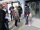 Ukrajint uprchlci ekaj na vyzen vstupnch formalit ped centrem pro...