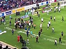 Jatka na mexickém fotbale: fanouci se rvali na tribunách i na hiti