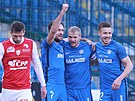 Liberetí fotbalisté oslavují gól Jana Mikuly (uprosted) do sít Pardubic.