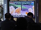 Lidé v jihokorejském Soulu sledují televizi, která ve zprávách ukazuje snímky...