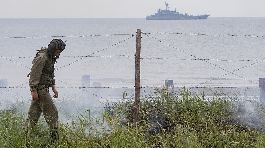 Ruský voják na ostrov Sachalin bhem manévr v japonském a Ochotském moi 