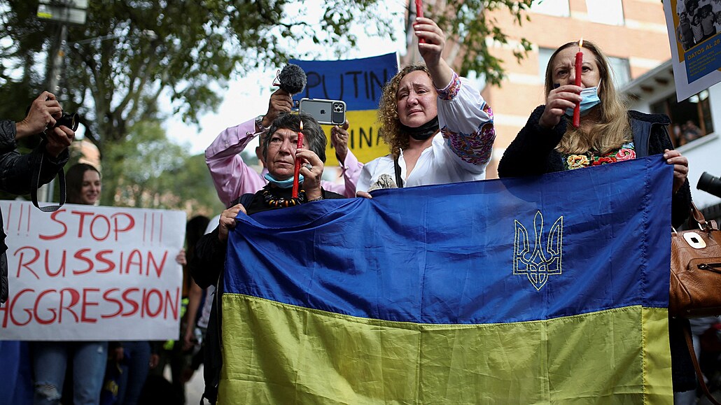 Lidé se úastní protiváleného protestu ped ruskou ambasádou v Bogot v...