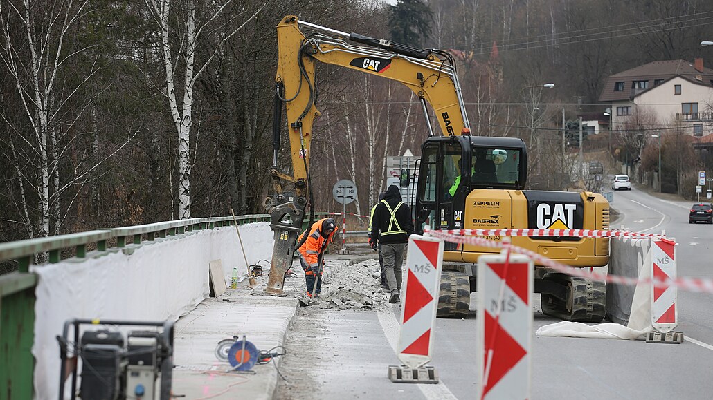 Silničáři zahájili dvouletou opravu dálničního přivaděče rozebíráním mostu nad...