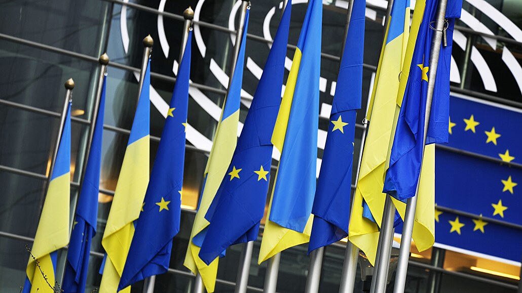 Vlajky Ukrajiny a Evropské unie ped budovou Evropského parlamentu v Bruselu...