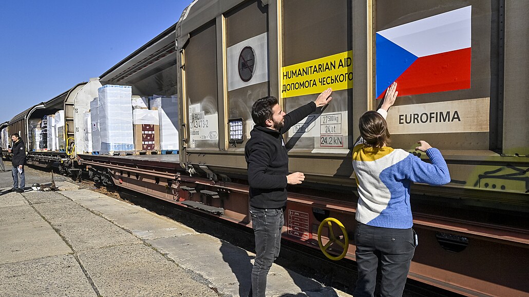 Nakládka prvního humanitárního vlaku do válkou zmítané Ukrajiny (1. března 2022)