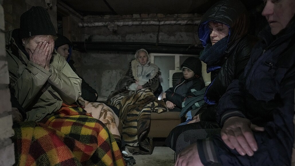Ukrajintí obyvatelé schovávající se v krytu