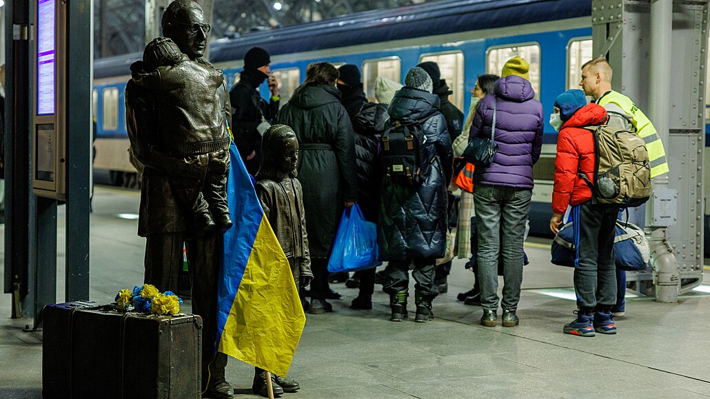 Vlak s uprchlíky z Ukrajiny dorazil na hlavní nádraí v Praze. (6. bezna 2022)