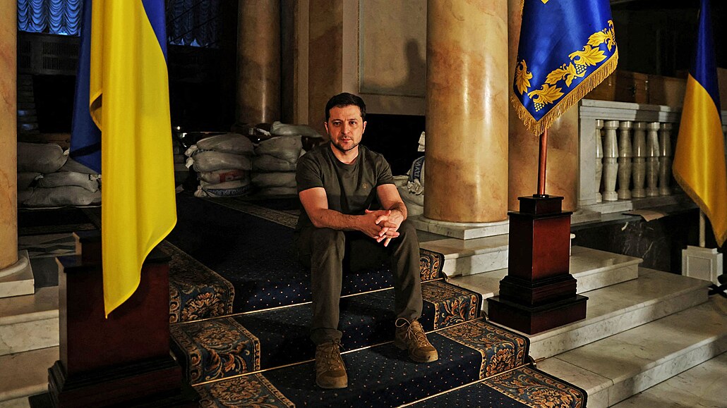 Ukrajinský prezident Volodymyr Zelenskyj pózuje fotografm bhem rozhovoru s...