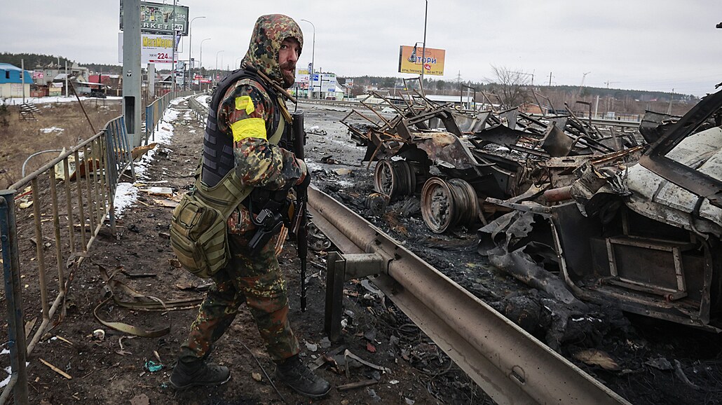 Zbytky ruských vojenských vozidel na silnici ve mst Bua v Kyjevské oblasti....