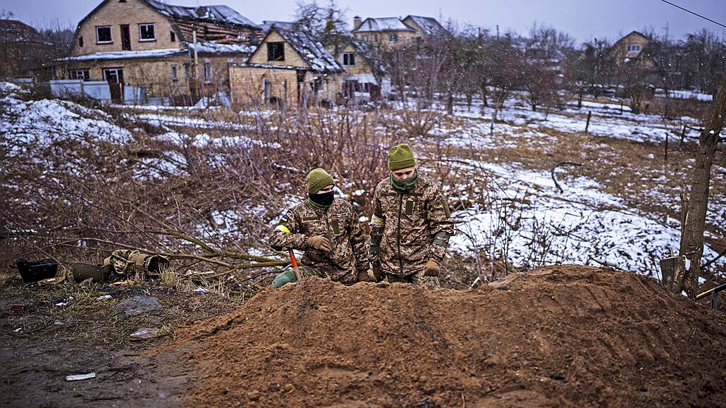 Ukrajintí vojáci zaujímají pozice v zákopu na pedmstí Kyjeva. (2. bezna...