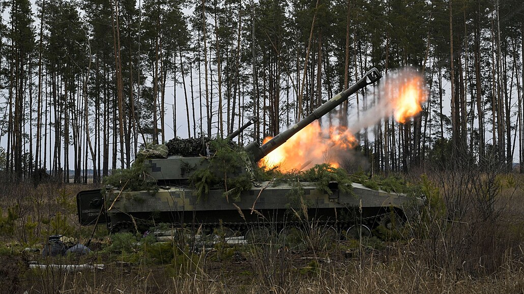 Ukrajinské samohybné houfnice ukrajinských ozbrojených sil stílejí na ruské...