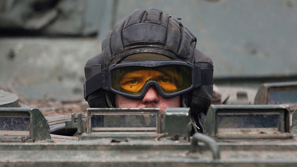 Voják proruských jednotek ídí obrnné vozidlo ve vesnici Bugas v Doncké...