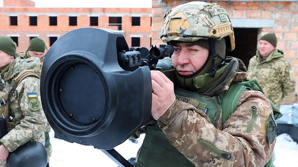 Ukrajintí vojáci cvií s britskou lehkou protitankovou zbraní nové generace...