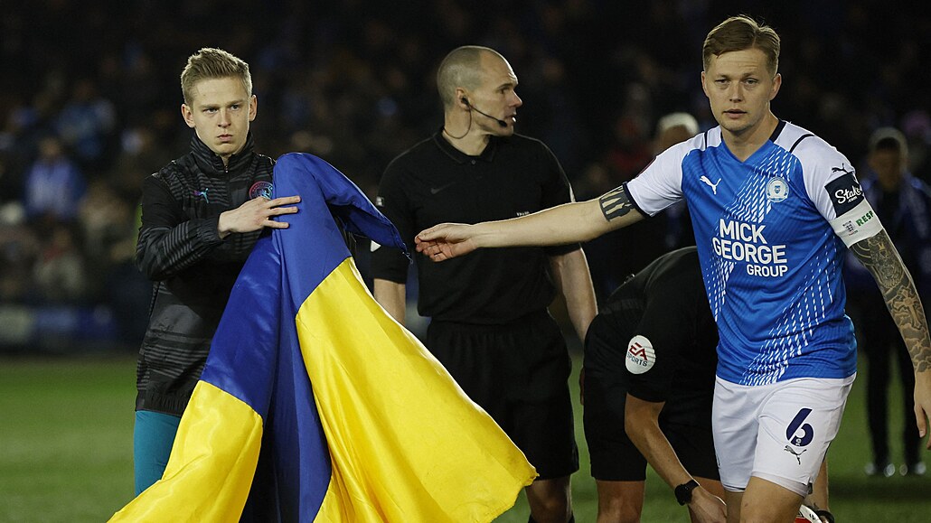 Ukrajinský obránce Oleksandr Zinenko z Manchesteru City (vlevo) a kapitán...