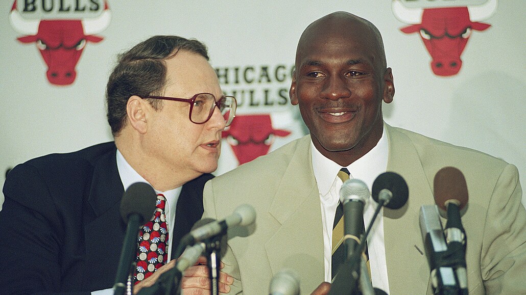 Michael Jordan naslouchá Jerrymu Reinsdorfovi, majiteli Chicago Bulls, b�hem...