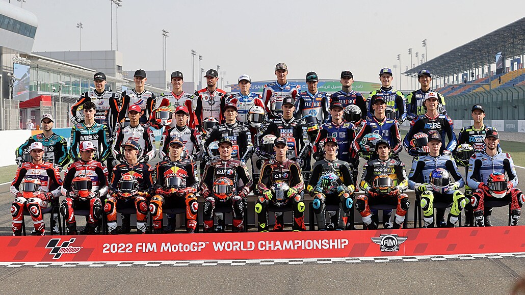 Spole�ná fotografie jezdc� kubatury Moto2 na prahu sezony v Kataru