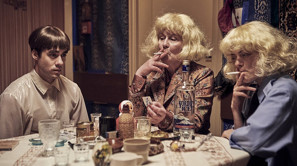 Patrik D�rgel, Lucie Ju�i�ková a Jana Stryková ve filmovém zpracování Idiota