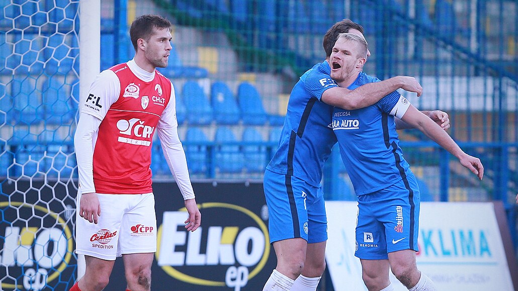 Liberecký kapitán Jan Mikula se raduje z gólu do sít� Pardubic.