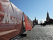 Lidé se prochází po Rudém náměstí v Moskvě.  (9. března 2022)
