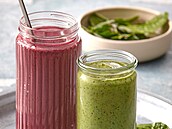 �penátové smoothie s jablky a smoothie s bor�vkami a �ervenou �epou