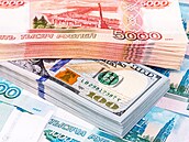 Rublové a dolarové bankovky
