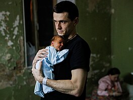 Ukrajinky rodí v krytech uprosted ostelování v porodnicích, ale i ukryté v...