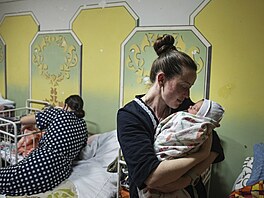 Ukrajinky rodí v krytech uprosted ostelování v porodnicích, ale i ukryté v...