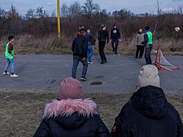 Ve volných chvílích uteenci na slovensko-ukrajinské hranici hrají fotbal. (3....