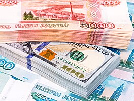 Rublové a dolarové bankovky
