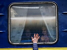 Louení na kyjevském nádraí ped odjezdem do Lvova (3. bezna 2022)