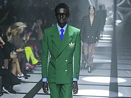 Firma Gucci se pi navrhování kolekce letos spojila s výrobcem sportovní módy...