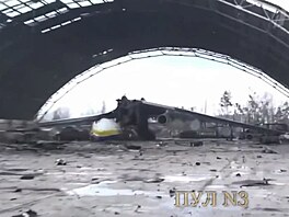 Zábry ruské televize z hangáru se znieným letounem  Antonov An-225 Mrija