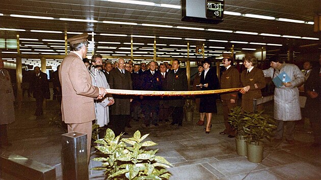 Oteven dnen stanice Nmst Republiky se 2. listopadu 1985 zastnil i prezident SSR Gustv Husk.