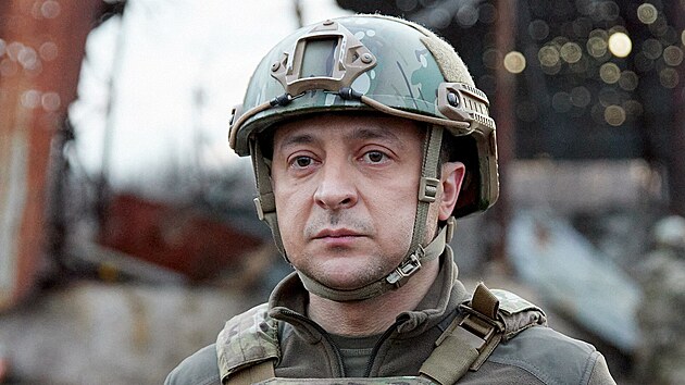 Ukrajinský prezident Volodymyr Zelenskyj na bojových pozicích ukrajinské armády v Donbasu (17. února 2022)