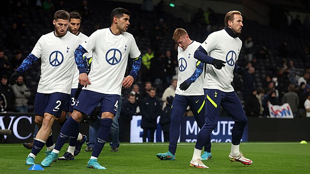 Fotbalist Tottenhamu v trikch se symbolem mru se rozcviuj ped utknm proti Evertonu.
