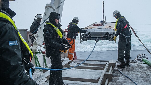 Spoutn podmoskho robota z paluby ledoborce Agulhas II v mst ptrn po vraku lodi Endurance