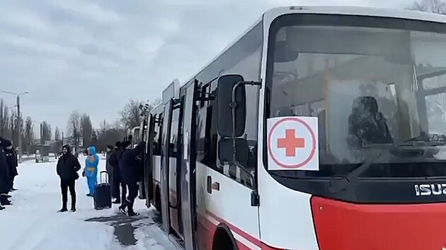 Za�ala evakuace civilist� ze dvou t�ce zkou�en�ch ukrajinsk�ch m�st