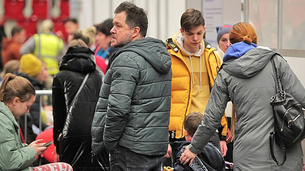 Krajsk asistenn centrum pomoci Ukrajin (KACPU) v KV Aren rozilo svj provoz do prostoru hlavn hokejov haly. (9. bezna 2022)