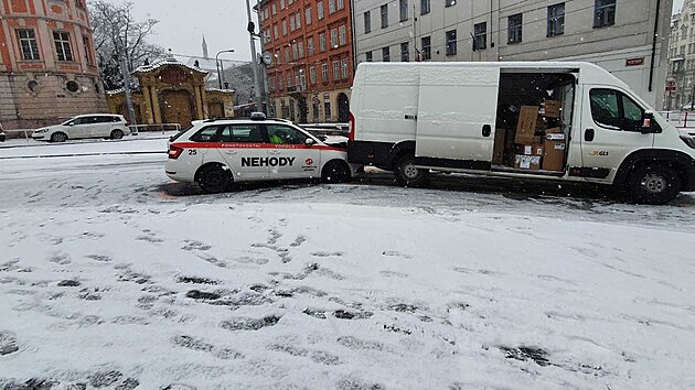 Dopravu v Praze komplikuje sn�en�. (4. b�ezna 2022)