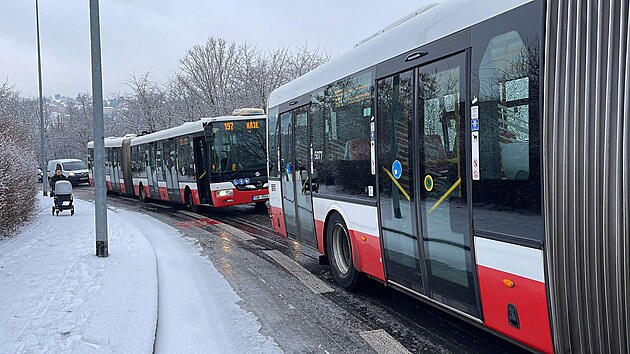 Dopravu v Praze komplikuje sn�en�. Na sn�mku ulice Vrbov� v Praze 4. (4. b�ezna 2022)